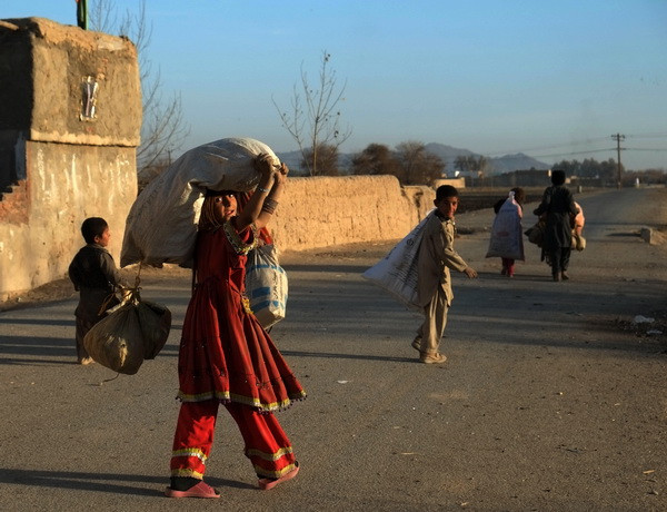Gần nửa triệu người Afghanistan phải đi sơ tán trong năm 2017 ảnh 1