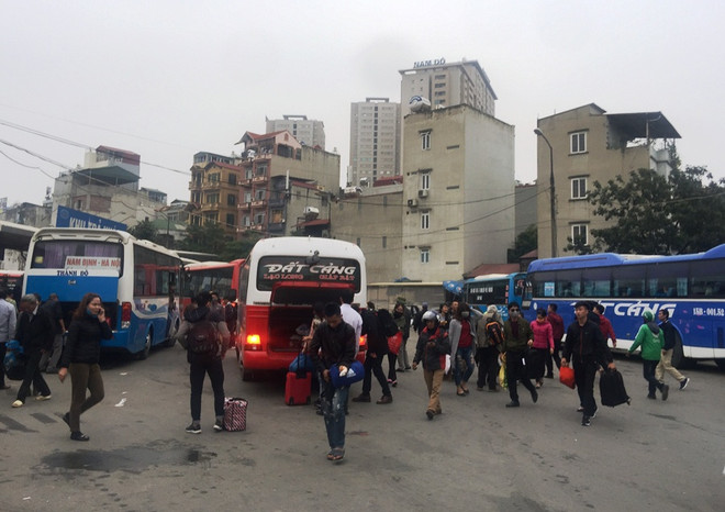 Người dân mệt nhoài vì vé xe đồng giá, 'nhồi nhét' khách sau nghỉ Tết ảnh 2