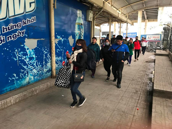 Người dân mệt nhoài vì vé xe đồng giá, 'nhồi nhét' khách sau nghỉ Tết ảnh 1