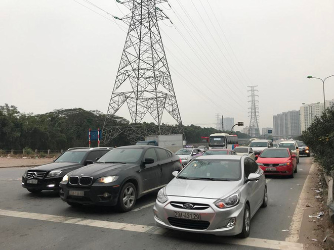 Người dân mệt nhoài vì vé xe đồng giá, 'nhồi nhét' khách sau nghỉ Tết ảnh 5