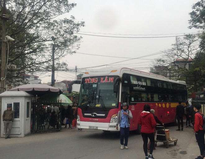 Người dân mệt nhoài vì vé xe đồng giá, 'nhồi nhét' khách sau nghỉ Tết ảnh 3