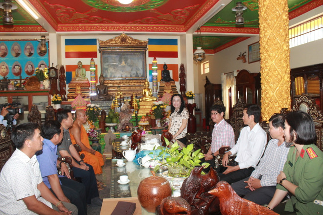 Bà Trần Thị Hoa Ry - Phó Chủ tịch Hội đồng Dân tộc phát biểu chúc chúc tết Chôl-chnăm-thmây năm 2023 tại chùa Cái Giá Chót, xã Hưng Hội, huyện Vĩnh Lợi. (Ảnh: Tuấn Kiệt/TTXVN) Hội đồng Dân tộc của Quốc hội chúc Tết Chôl Chnăm Thmây tại Bạc Liêu ảnh 2