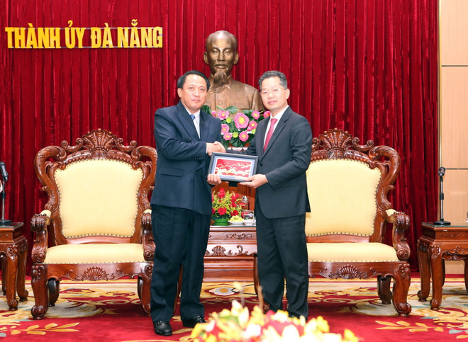 Bí thư Thành ủy Đà Nẵng Nguyễn Văn Quảng (phải) tặng quà cho Bí thư, Tỉnh trưởng Savannakhet Bounchom Oubonpaserth. (Ảnh: Trần Lê Lâm/TTXVN) Đà Nẵng hợp tác nhiều lĩnh vực với tỉnh Savannakhet của Lào ảnh 1