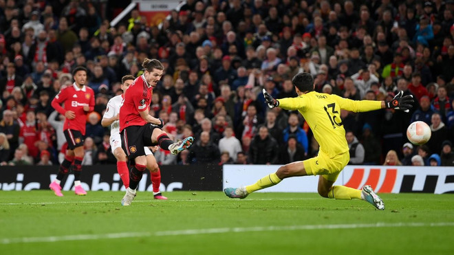 Sabitzer giúp M.U khởi đầu như mơ. (Nguồn: Getty Images) Manchester United đánh rơi chiến thắng bởi hai bàn phản lưới nhà ảnh 2