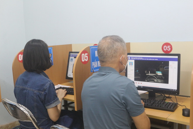 Các học viên thi nội dung mô phỏng xử lý các tình huống lái xe. (Ảnh: Thanh Vân/TTXVN) Xử lý nghiêm các vi phạm trong đào tạo, sát hạch giấy phép lái xe ảnh 2