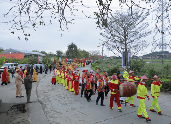 Rước nước về Thái Miếu. (Nguồn: Báo Quảng Ninh) 2702Thaimieu2.jpg