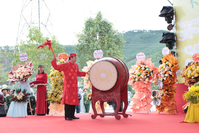 Nghi lễ đánh trống khai hội. (Nguồn: Báo Quảng Ninh) 2702Thaimieu3.jpg