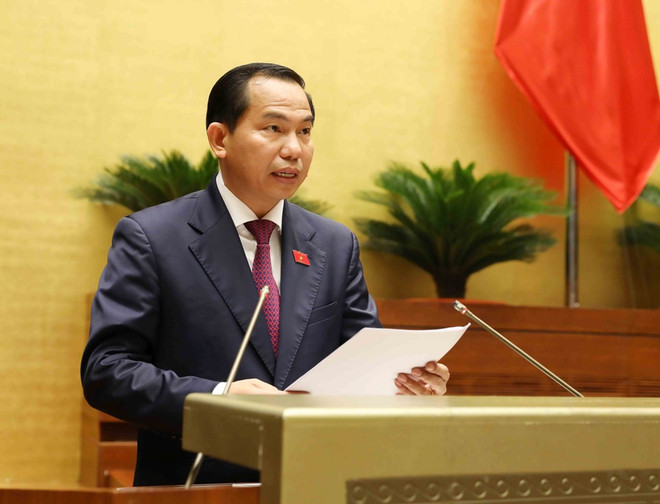 Chủ nhiệm Ủy ban Tài chính, Ngân sách của Quốc hội Lê Quang Mạnh trình bày báo cáo giải trình, tiếp thu, chỉnh lý dự thảo Luật Giá (sửa đổi) tại kỳ họp thứ 5, Quốc hội khóa XV vào chiều 23/5. (Ảnh: An Đăng/TTXVN) Giữ quy định về giá trần và bỏ quy định về giá sàn bay nội địa ảnh 1