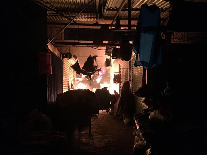 Kiên Giang: Cháy chợ giữa đêm khuya, khoảng 30 kiốt bị thiêu rụi ảnh 1