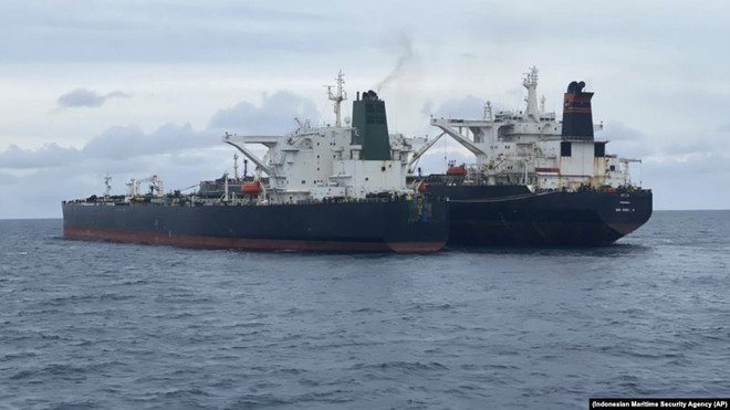 Lực lượng chức năng Indonesia giữ 2 tàu chở dầu của Iran và Panama ảnh 1