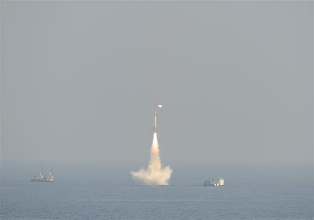 Ấn Độ phóng tên lửa đạn đạo từ tàu ngầm tấn công chiến lược ảnh 1