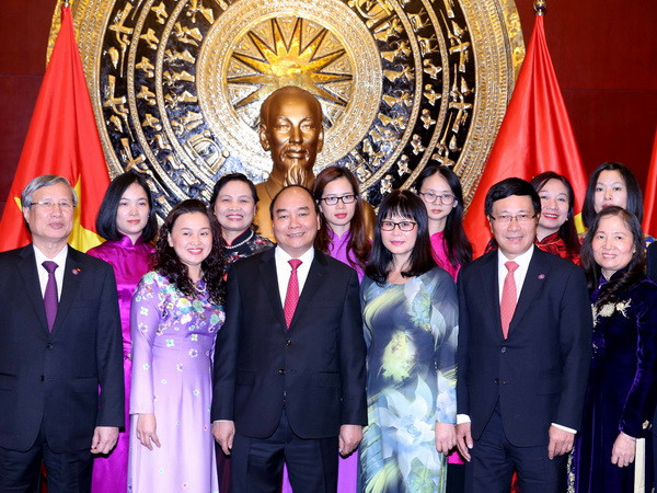 Thủ tướng gặp nhân viên Đại sứ quán và người Việt tại Bắc Kinh ảnh 1