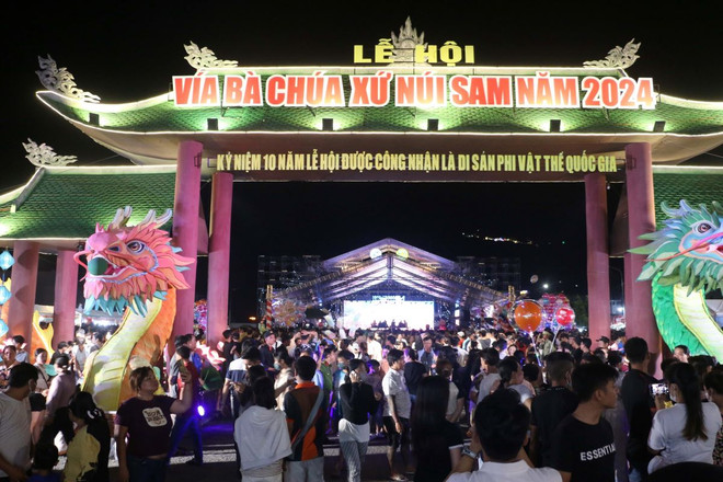 Hàng nghìn người dân và du khách tham dự lễ khai hội Vía Bà Chúa Xứ Núi Sam năm 2024. (Ảnh: TTXVN) ttxvn_khai_mac_le_hoi_via_ba_chua_xu_nui_sam_nam_2024_2805.jpg
