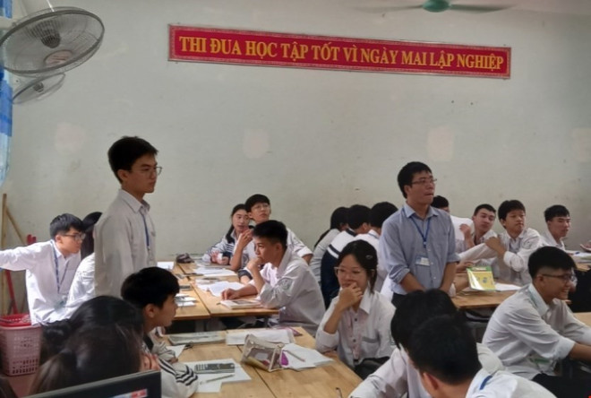 Em Lê Viết Khang (người đứng phát biểu) trong giờ học Toán. (Ảnh: TTXVN phát) ttxvn_thu_khoa_ky_thi_danh_gia_tu_duy_cua_dai_hoc_bach_khoa_ha_noi_3.jpg