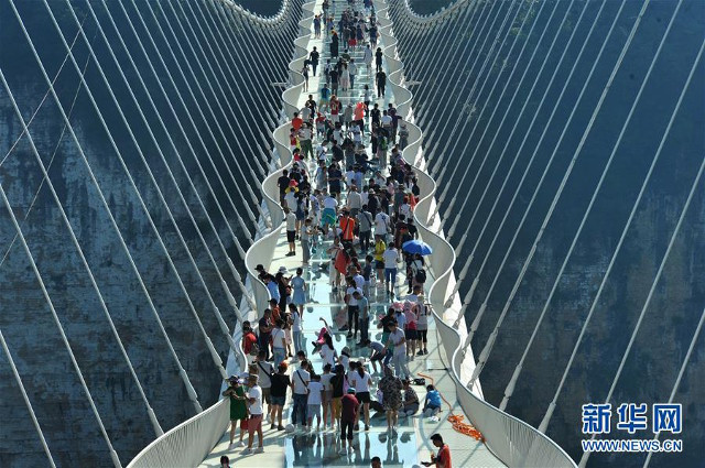 Cầu kính cao nhất thế giới vừa mở 13 ngày đã phải đóng cửa ảnh 2