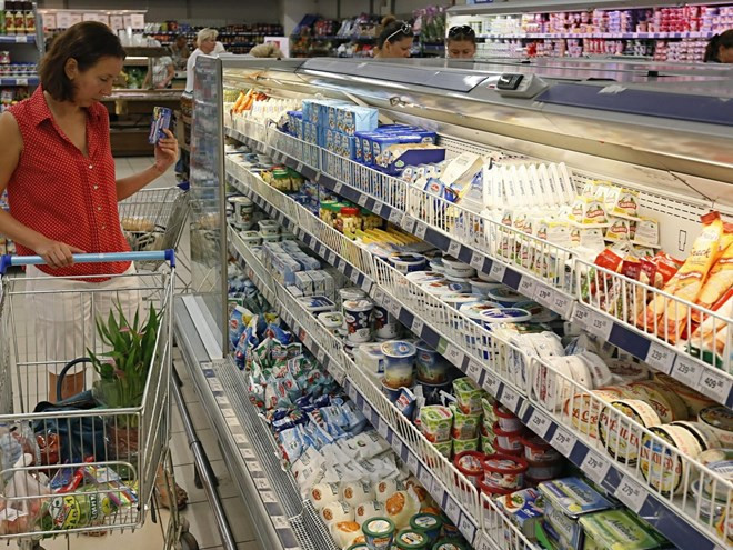 Mua thực phẩm trong một siêu thị ở Moskva, Nga. (Nguồn: EPA) Nga gia hạn lệnh cấm nhập khẩu thực phẩm của phương Tây ảnh 1