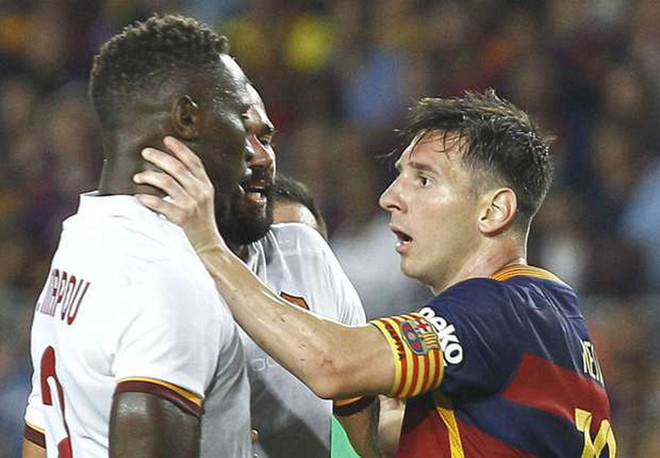 Lionel Messi hùng hổ húc vào mặt, túm cổ đối thủ ngay trên sân ảnh 1
