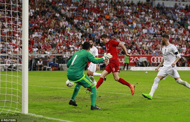 Lewandowski bỏ lỡ không tưởng từ khoảng cách chưa đến 5m ảnh 1