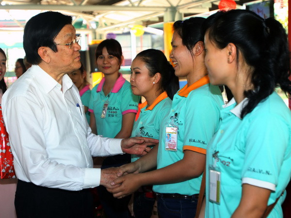 Chủ tịch nước Trương Tấn Sang thăm và chúc Tết công nhân lao động ảnh 1