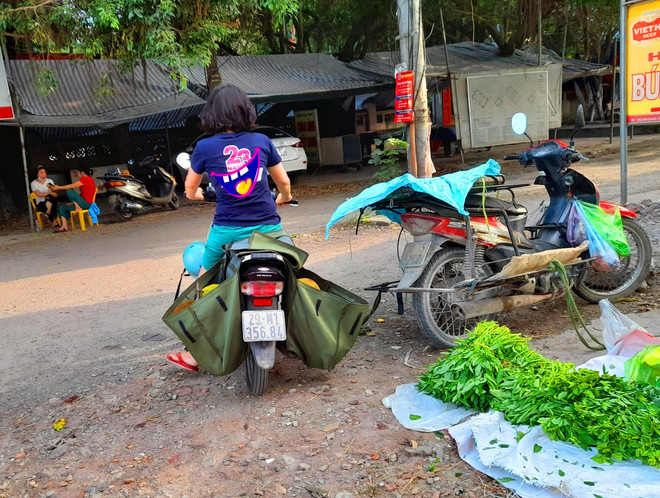Người dân sử dụng túi chuyên dụng để đựng hoa quả, thực phẩm khi đi chợ. (Ảnh: HV/Vietnam+) Giảm rác thải trong ‘mùa dịch’: Việc làm nhỏ cho ‘trận thắng lớn’ ảnh 2
