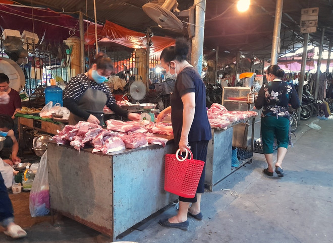 Hình ảnh người dân ở phường Đại Kim, quận Hoàng Mai mang làn nhựa đi chợ để hạn chế túi nilon. (HV/Vietnam+) Giảm rác thải trong ‘mùa dịch’: Việc làm nhỏ cho ‘trận thắng lớn’ ảnh 1