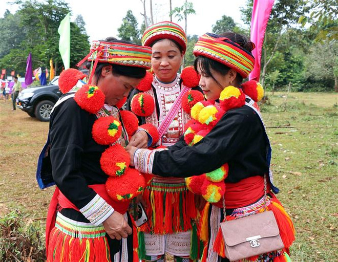 Trang phục của người Dao Đỏ tỉnh Tuyên Quang. (Ảnh: Quang Đán/TTXVN) Nét độc đáo trong trang phục của người Dao Đỏ ở Tuyên Quang ảnh 1