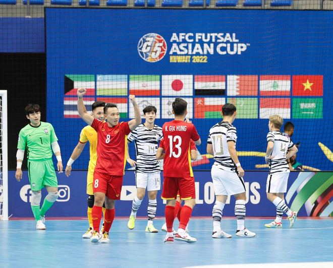 Tuyển Việt Nam (áo đỏ) thắng đậm Hàn Quốc trong ngày ra quân. Thắng đậm Hàn Quốc 5-1, tuyển futsal Việt Nam giành ngôi đầu bảng ảnh 1