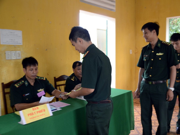 Cử tri tại nhiều địa phương trong cả nước tiến hành bầu cử sớm ảnh 1