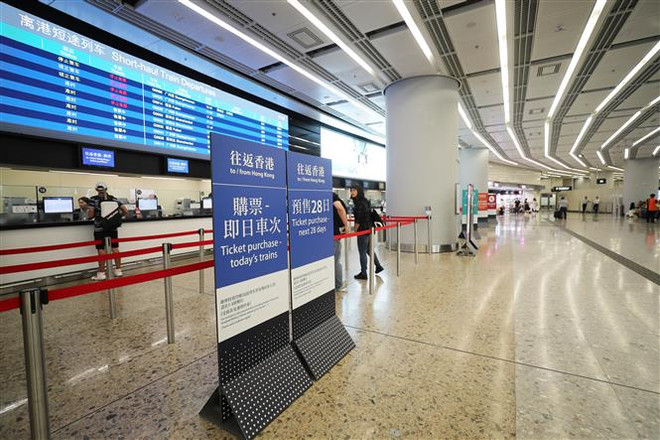 Cảnh vắng vẻ tại nhà ga Tây Kowloon ở Hong Kong, Trung Quốc do ảnh hưởng bởi các cuộc biểu tình ngày 2/10. (Ảnh: THX/TTXVN) Lượng khách du lịch đến Hong Kong tiếp tục giảm mạnh ảnh 1