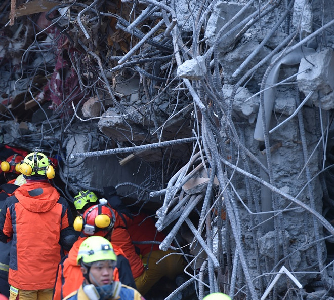 Lực lượng cứu hộ Đài Loan nỗ lực tìm người mất tích sau vụ động đất ảnh 1