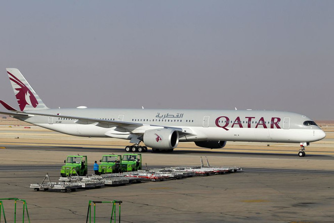 Máy bay của Qatar Airways. (Nguồn: Reuters) Qatar Airways tạm dừng khai thác 13 Airbus A350 vì lỗi thân máy bay ảnh 1