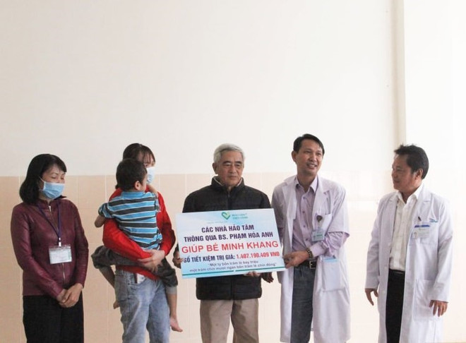 Đại diện bệnh viện trao bảng tượng trưng cho gia đình cháu K.. (Ảnh: TTXVN phát) Đắk Lắk: Cháu bé bị cha đẻ chém nguy kịch đã được xuất viện ảnh 1