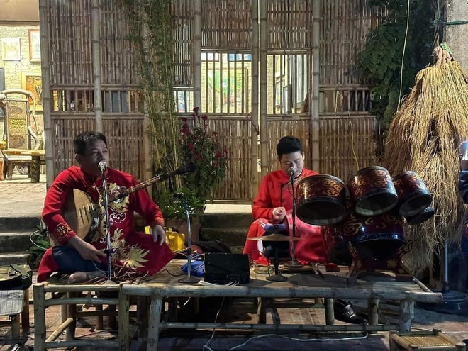 Biểu diễn các hoạt động nghệ thuật truyền thống trong chương trình "Đêm làng cổ" Đường Lâm. (Ảnh: Minh Quân/TTXVN phát) TTXVN_0605demlangcoDuonglam2.jpg
