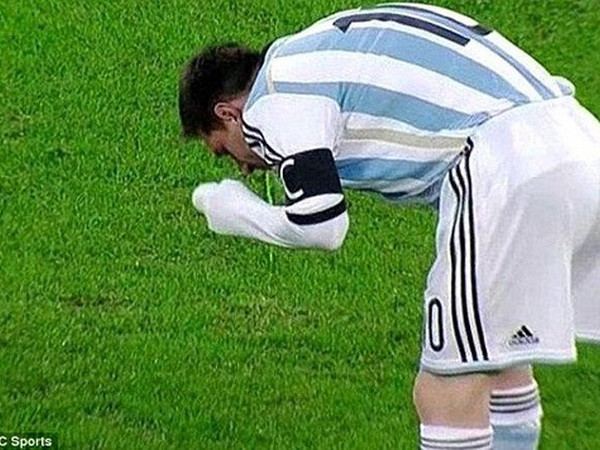 Tin vắn 6/3: Messi lại nôn khan, tuyển Anh bị mỉa mai ảnh 1