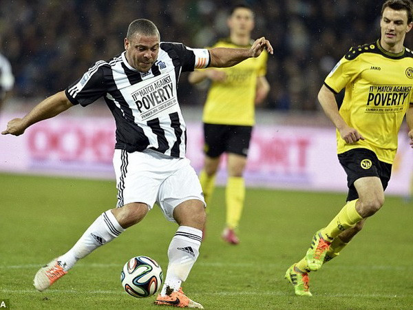 Ronaldo "béo" phô diễn kỹ thuật trong ngày tái xuất ảnh 1