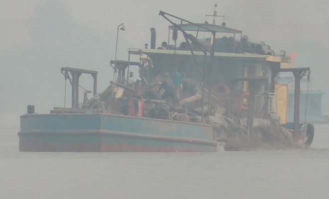 Bài 2: Sông Hồng bị 'cát tặc' xâm hại: Trách nhiệm thuộc về ai? ảnh 4