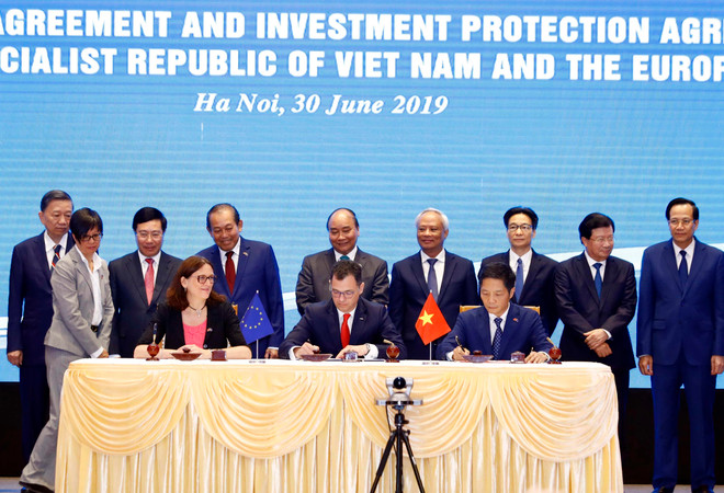 Thủ tướng Nguyễn Xuân Phúc chứng kiến Lễ ký Hiệp định Thương mại tự do (EVFTA). (Ảnh: Thống Nhất/TTXVN) Động lực mới nâng tầm quan hệ Đối tác hợp tác toàn diện Việt Nam-EU ảnh 1