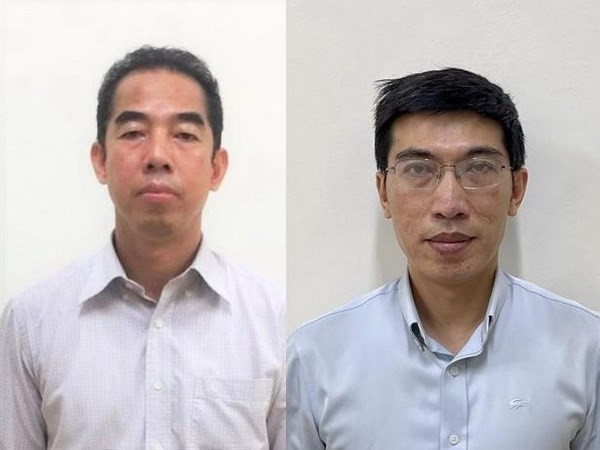 Bị can Tô Anh Dũng - Nguyên Thứ trưởng Bộ Ngoại giao (trái) và bị can Nguyễn Quang Linh - nguyên Trợ lý Phó Thủ tướng Thường trực Chính phủ. (Nguồn: TTXVN phát) Truy tố ông Tô Anh Dũng và 53 bị can trong vụ 'chuyến bay giải cứu' ảnh 2