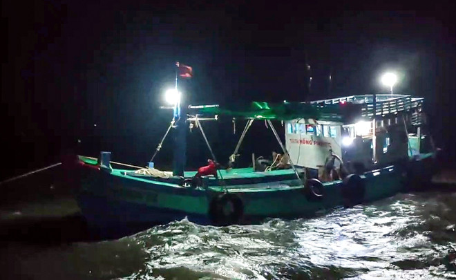 Cứu hộ thành công một tàu cá gặp nạn trên biển ở Sóc Trăng ảnh 1