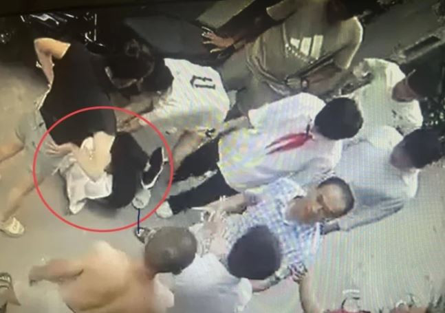 Vụ học sinh bị hành hung ở Đông Anh: Nữ giáo viên đã xin thôi việc ảnh 1