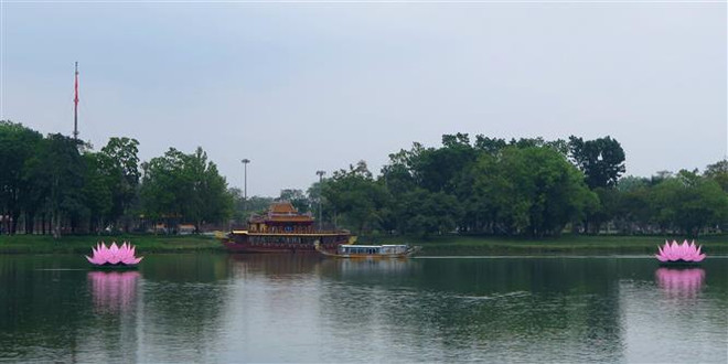 Thừa Thiên-Huế: 7 đóa sen trên sông Hương mở đầu cho Tuần lễ Phật đản ảnh 1