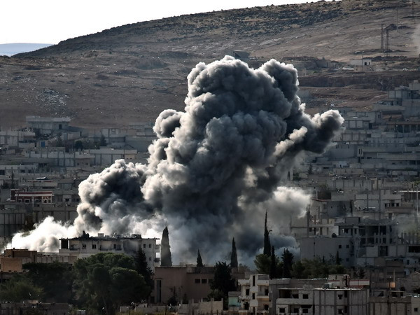 Khói bốc lên sau cuộc oanh tạc của liên quân gần thị trấn Kobane ngày 15/10. (Nguồn: AFP/TTXVN) Hội đồng Bảo an kêu gọi quốc tế tăng hỗ trợ Iraq chống IS ảnh 1