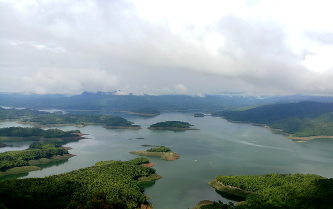 Một góc hồ Tà Đùng, nơi được ví như “Vịnh Hạ Long trên Cao nguyên” . (Ảnh: Hưng Thịnh/Vietnam+) ta-dung-5-101.jpg