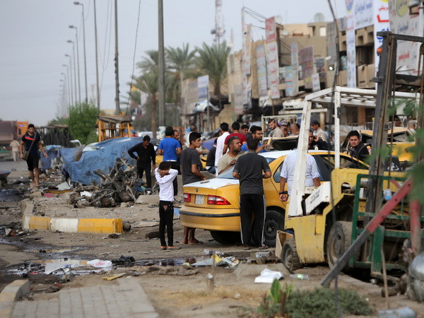 Lực lượng chức năng điều tra hiện trường vụ nổ bom ở Talbiya, ngoại ô Baghdad ngày 16/10. (Nguồn: AFP/TTXVN) Quốc hội Iraq phê chuẩn bộ trưởng quốc phòng và bộ trưởng nội vụ ảnh 1