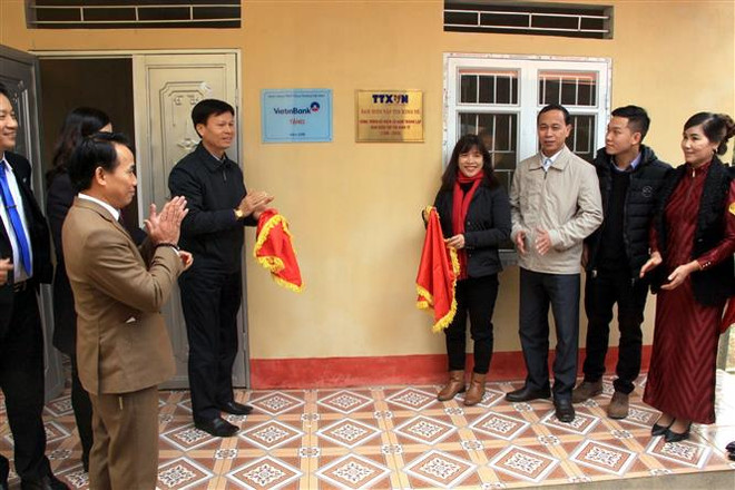 Đại diện Ban biên tập tin Kinh tế - TTXVN và Ngân hàng Viettinbank thực hiện nghi thức bàn giao công trình nhà công năng tại điểm trường Tiểu học thôn Hoàng Lâu, xã Trung Yên, huyện Sơn Dương, tỉnh Tuyên Quang. (Ảnh: Quang Cường/TTXVN) Thông tấn xã Việt Nam bàn giao công trình nhà công vụ tại Tuyên Quang ảnh 1