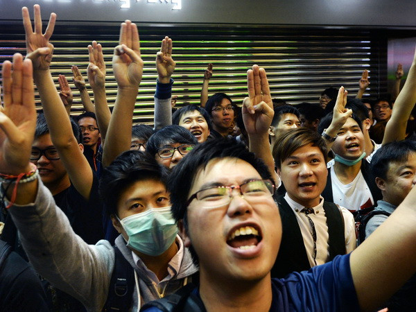Hiệp hội Sinh viên Hong Kong bắt đầu bao vây trụ sở chính quyền ảnh 1