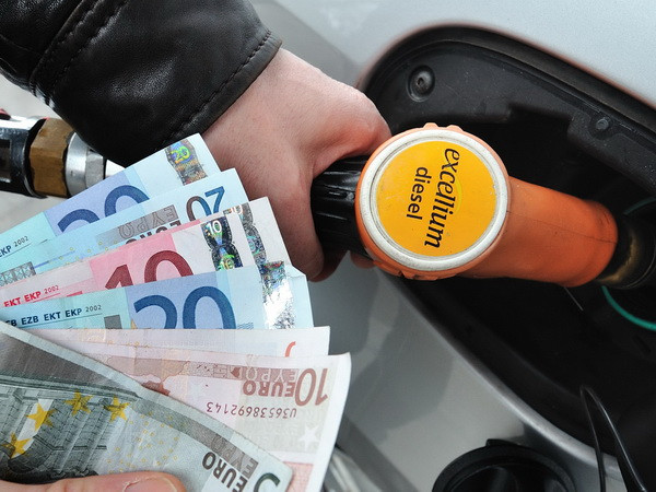 Lo ngại nguồn cung gia tăng đẩy giá dầu đi xuống ảnh 1