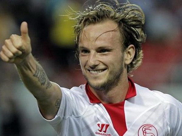 Ivan Rakitic có giá 33 triệu bảng. (Nguồn: Reuters) Chuyển nhượng 17/1: Arsenal lại khiến HLV Wenger sầu lòng ảnh 5