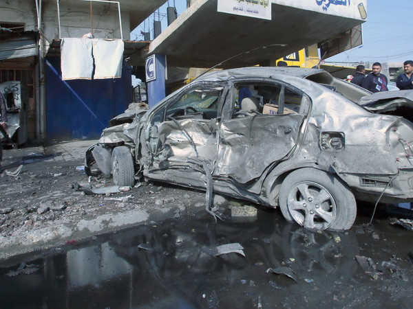 Hiện trường vụ đánh bom ở trung tâm Baghdad. (Nguồn: AFP/TTXVN) Bạo lực tiếp diễn tại Iraq, ít nhất 30 người thiệt mạng ảnh 1