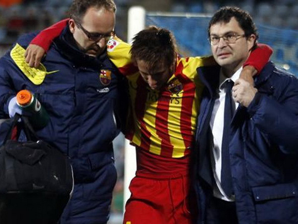 Neymar dính chấn thương. (Nguồn: Reuters) Tin vắn 17/1: Barca tổn thất nặng, M.U lo lắng đại chiến ảnh 1